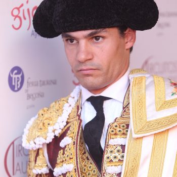 Pablo Aguado vestido de luces